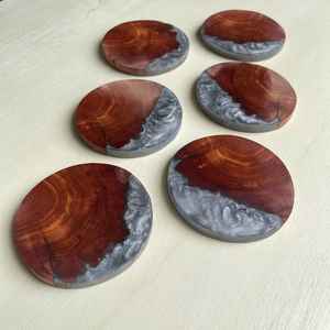 Posavasos de Madera de Resina Hechos a Mano con Madera de Acacia Maciza y Madera de Mango que Ofrecen Patrones de Grano Únicos - Product Image 2