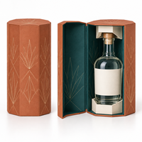 Coffret octogonal pour bouteille de tequila à ouverture façon livre avec calage papier adapté