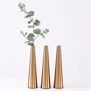 Nouveau vase à fleurs design en métal avec un design unique qui fait une déclaration dans n'importe quel style de décoration intérieure - Product Image 2