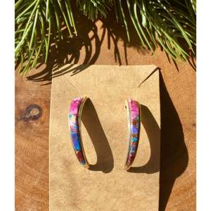 Pendientes de Plata de Ley con Turquesa Rosa Mohave Hechos a Mano por Navajo, Diseño Geométrico con Incrustaciones - Product Image 1