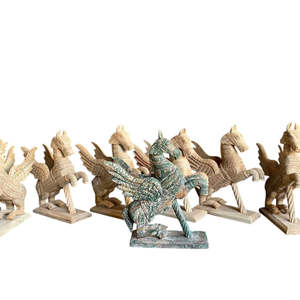 Majestuoso Gallo Alado: Diseño Animal Tradicional Hecho a Mano - Product Image 1