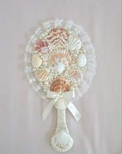 Beau miroir à main en coquillage, fabriqué avec des détails en coquillage naturel, offrant charme, durabilité et élégance côtière. - Product Image 3