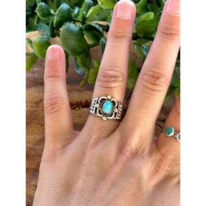 Anneau délicat fait main en argent sterling et turquoise Alice Saunders Kingman - Product Image 2