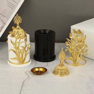 Brûleur d'encens de luxe blanc et noir avec détails en feuille d'or, parfait pour la salle de prière, le dessus de table et une ambiance festive - Product Image 1