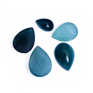 พลอยแกรนดิเดียร์ไรต์ AAA ขนาด 6x9 มม.-11x15 มม. ทรงลูกแพร์ แบบคาโบชอง ล็อตพลอยธรรมชาติหายากมาก หินกึ่งมีค่า ด้านหลังเรียบ สำหรับทำเครื่องประดับ - Product Image 1