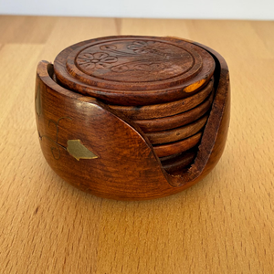 ชุดถาดรองแก้วไม้โรสวู้ดดีไซน์แบบฝังทองเหลืองซึ่งสร้างขึ้นเพื่อการรับประทานอาหารที่บ้านเหนือกาลเวลาจากอินเดีย - Product Image 1