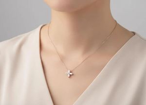 Collar con Colgante de Plata de Ley 925 y Oro Blanco Puro de 14K con Cuatro Diamantes de Laboratorio con Corte Marquesa y Diseño Floral para Mujer, Gran Venta - Product Image 4