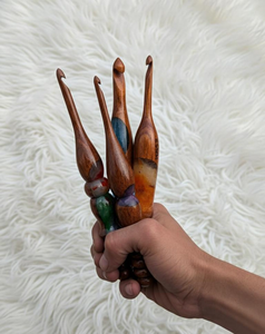 Ganchillo de Resina y Madera Hecho a Mano |   Herramienta de Tejer con Mango Ergonómico Pulido y Suave para Ganchillo y Manualidades - Product Image 5