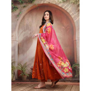 ชุดอานาร์กาลีปักลายสีสนิมสำหรับผู้หญิง พร้อมผ้าคลุมไหล่ สไตล์ปากีสถาน สำหรับงานเทศกาลและงานปาร์ตี้ - Product Image 4