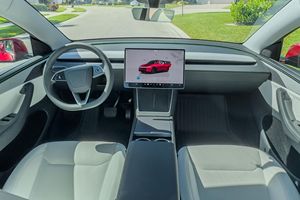 Tesla Model Y Long Range RWD 2026, autonomie de 357 milles, rouge ultra, 4 sièges, intérieur en cuir, phares LED, toit ouvrant panoramique - Product Image 3