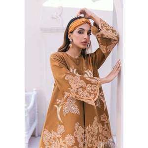 Chaqueta de Traje Holgada con Bordado a Mano en Crepé Color Mocha para Mujer - Product Image 2