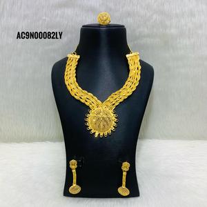 Ensemble de colliers de créateur en acier inoxydable plaqué or Bijoux de mode avec colliers à breloques - Product Image 1