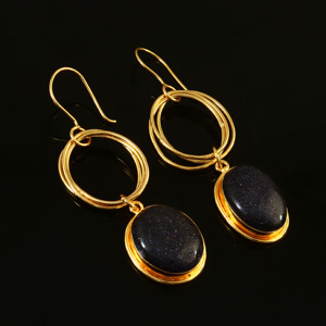 Boucles d'oreilles pendantes unisexes de luxe en laiton plaqué or 18 carats avec pierre précieuse Druzy noire de forme ovale classique, finition brossée, pour mariage et soirée - Product Image 2