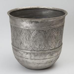 Maceta de metal decorativa brillante pulida rústica perfectamente adecuada para la decoración elegante del jardín y las necesidades de estilo de temporada - Product Image 3