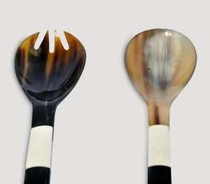 Ensemble de serveurs à salade en corne et en os naturels, fabriqués à la main, avec des poignées cylindriques uniques à rayures blanches et noires, grand modèle - Product Image 2