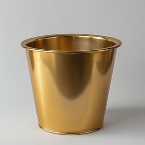 Lujosa hosepot antigua de latón dorado artesanal perfectamente creada para un elegante estilo de jardín interior de temporada - Product Image 3