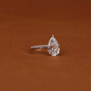 Anillo de Compromiso Clásico Chapado en Oro Sólido de 18KT para Mujer, Corte de Pera, Diamante Cultivado en Laboratorio, Corte de Media Eternidad, Ajuste de Pavimento de Diamante Lateral - Product Image 5