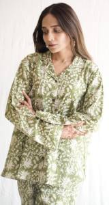 Conjunto de pijama transpirable hecho a mano de algodón 100% para mujer con botón más cerca, bolsillos con cuello vuelto, ropa de dormir cómoda - Product Image 3