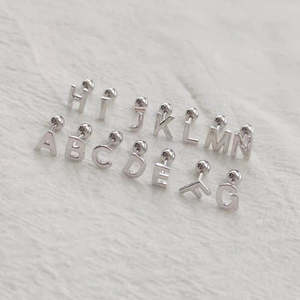 Pendientes Pequeños con Iniciales de 18G para Mujeres y Niñas, Plata de Ley 925 Hipoalergénica, Estilo Religioso Moderno para Fiestas y Regalos - Product Image 5