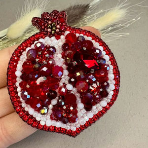 Broches perlées Broche de designer faite à la main. Accessoires de haute qualité. Broche design unique. Baby shower meilleur cadeau. - Product Image 1