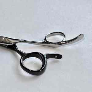 Ciseaux à cheveux raides professionnels japonais de 6 pouces avec lame en acier inoxydable pointe pointue incurvée pour la coupe de cheveux en salon 2 ans de garantie - Product Image 4