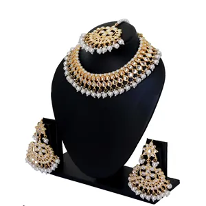 Bijoux indiens traditionnels - Élégant ensemble de collier choker Kundan avec perles blanches, chaînes dorées, pierres en diamant et moissanite pour les mariages - Product Image 2