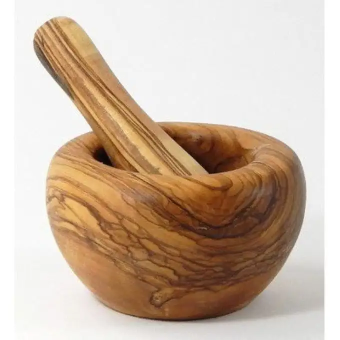 Almofariz e pilão de madeira, dispositivo antigo para moer batendo O almofariz é uma tigela durável comumente feita de manga de madeira