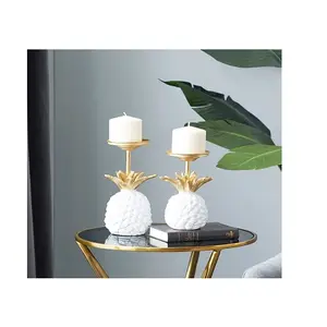 现代风格白色松木苹果和金色铝烛台，用于桌面家庭酒店和婚礼装饰