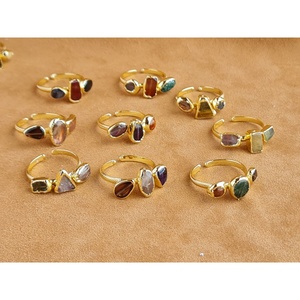 Elegante Anillo de Moda Chapado en Oro con Detalles de Piedras Naturales para Reventa en Boutiques - Product Image 1