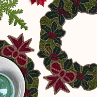 Ensemble de sets de table et sous-verres de Noël faits main, ornés de perles, motif couronne de Noël, avec baies de houx festives et nœud rouge, pour dîner de Noël