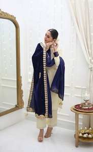 Ensemble de costume en soie crêpe long élégant pour femmes avec broderie exquise magnifiquement imprimé Dupatta ajoutant de l'élégance - Product Image 2