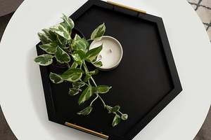 Plateau en bois décoratif hexagonal avec poignées en métal poli, 22x19, noir et or, hexagone moderne en bois glamour - Product Image 6