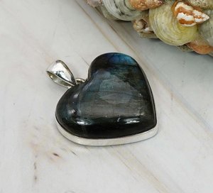 Pendentif en pierre précieuse Labradorite en forme de coeur naturel en argent sterling rhodié et plaqué or Flashy et élégant! - Product Image 4