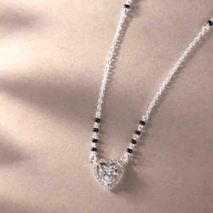 Compre un collar Mangalsutra de plata pura con perlas de diamante en forma de corazón y cuentas chapadas en oro, un regalo religioso y étnico para la esposa. - Product Image 2