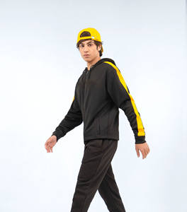 Sudadera Urbana Negra con Diseño Amarillo Dinámico, Moda y Funcionalidad, Ideal para Todas las Temporadas, Conjuntos Deportivos para Hombre Ako - Product Image 3
