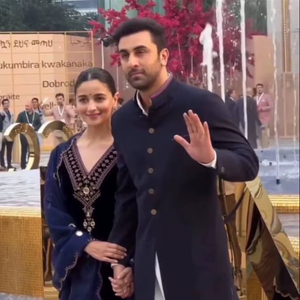 Colección de Trajes Indios de la Mejor Calidad, Traje de Terciopelo Puro con Bordado de Hilo de Terciopelo y Detalles de Espejo, Top y Pantalón con Dupatta de Georgette Sintética - Product Image 1