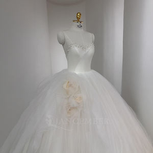 Vestido de Novia Moderno NT127 con Cola de Capilla, Estilo Long Beach, sin Tirantes, de Tul, con Apliques de Encaje y Cristales, y Flores 3D - Product Image 4