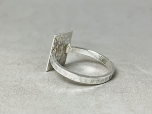 Anillo de Plata de Ley 925 de Alta Calidad con Forma de Cojín Martillado, Diseño Simple, Joyería Fina Hecha a Mano para Mujer, Precio al por Mayor - Product Image 5