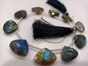 Cuentas en forma de corazón Briolette de labradorita natural de 16-20mm vendidas por hebra de 8 pulgadas de largo - Product Image 2