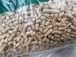 Granulés de bois naturels d'épinette et de pin de qualité supérieure, biocarburant pour la cuisson, 2% de cendres, 10% d'humidité - Product Image 1