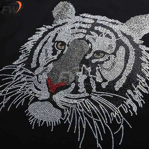 Camiseta Corta Extra Grande de Corte Cuadrado Hecha a Medida en Felpa Francesa 100% Algodón con Estampado Gráfico y Pedrería en Toda la Superficie - Product Image 2