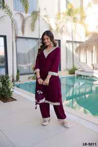 Costume Salwar Kameez pour femmes, style indien et pakistanais, en velours avec de riches broderies en zari, véritable travail de miroir et de dentelle Moti - Product Image 6