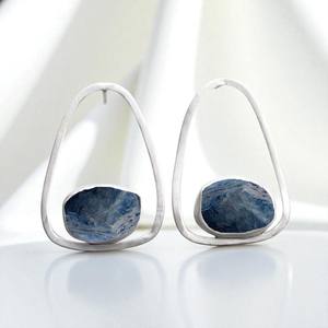 Boucles d'oreilles pendantes en argent Sterling avec pierres précieuses en saphir rugueux Boucles d'oreilles personnalisées pour femmes Boucles d'oreilles Pierre de naissance Bijoux en gros - Product Image 1