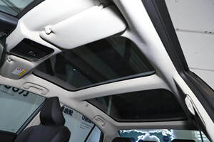 Sedán Usado 2025, Gasolina, Automático, Volante a la Izquierda, Estado Impecable, Asientos de Cuero, Neumáticos R17, Importado, Manual, Techo Panorámico - Product Image 3