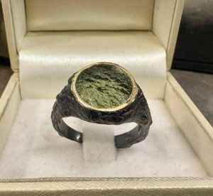 Bague pour homme moldavite fabriquée à la main en argent texturé 925 avec incrustations plaquées or-cadeau d'anniversaire de style brutaliste cadeau d'anniversaire - Product Image 3