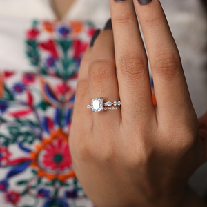 Anillo de compromiso de piedra de racimo de diamante cultivado en laboratorio de corte radiante, anillo de compromiso de platino lujoso para mujer - Product Image 6