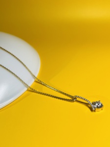 Colgante Curvo Contemporáneo de Oro Amarillo de 14k con Diamante Natural, Corte Brillante H I, Claridad SI3 I1, Certificado GGL, Venta al por Mayor, Unisex - Product Image 4