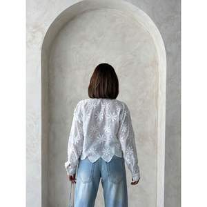 Blusa y Camisa Bordada para Mujer, Diseño Elegante y Personalizable para Mayor Comodidad y Estilo - Product Image 1