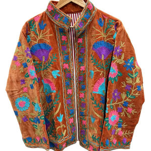 Veste d'hiver en velours de coton brodée Suzani faite à la main, tendance indienne, pour femmes, matelassée, écologique, coupe-vent, gratuite - Product Image 1