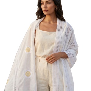 Pañuelos Hijab Largos de Algodón Voile para Mujer al por Mayor con Encaje Dorado, Flores y Pedrería Bordadas, Suaves, Ligeros y Transpirables, OEM - Product Image 1